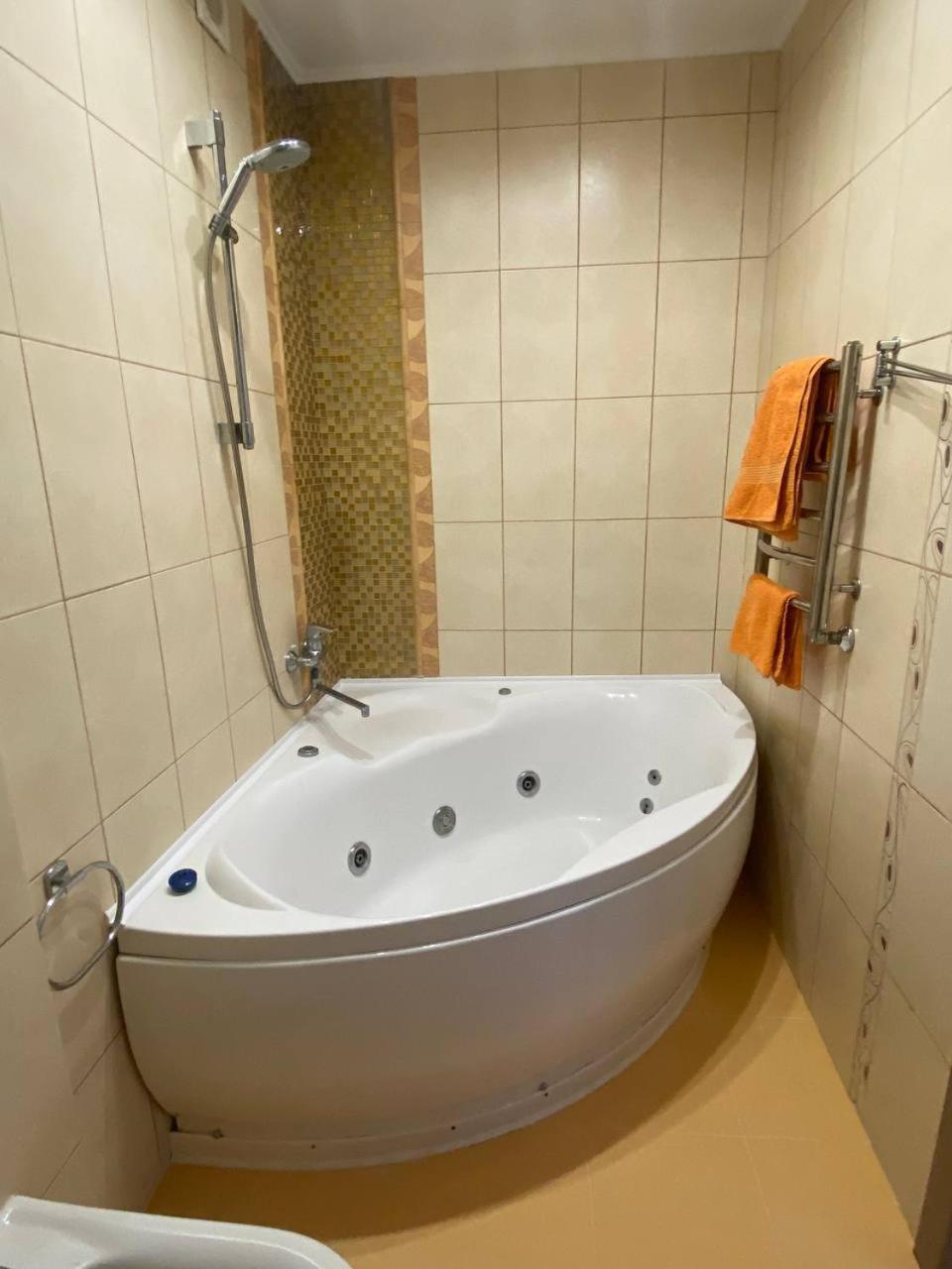 Apartpoltava Двокімнатні Апартаменти З Джакузі Біля Листопаду المظهر الخارجي الصورة
