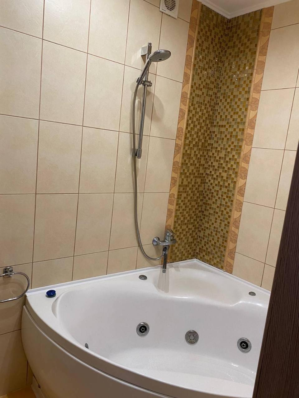 Apartpoltava Двокімнатні Апартаменти З Джакузі Біля Листопаду المظهر الخارجي الصورة